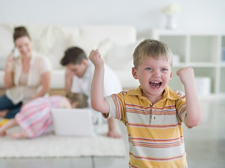 Comment réagir face à un enfant qui repousse les autres ? – défenseure